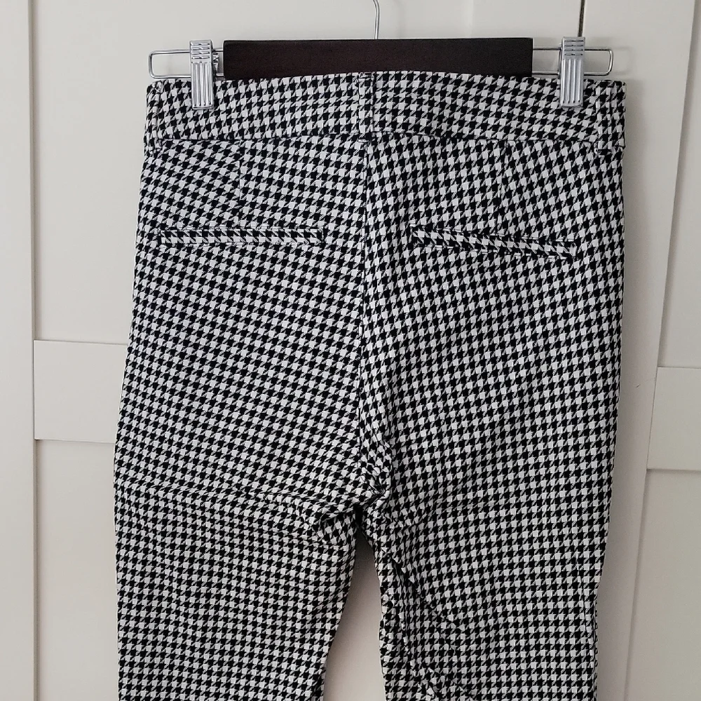 ❄️3/$30 Old Navy Black and White Houndstooth Ankle Cropped Pants - Picture 4 of 6